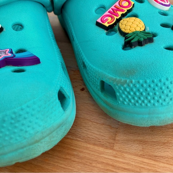 Crocs M5/W7 Classic Clog with permanent Jibbitz and 2 extra - Picture 10 of 14